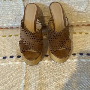 Gaynor Platform Sandal
5" heel
.